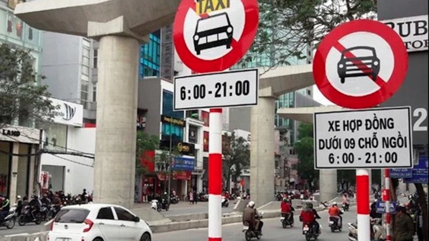 Hà Nội tạm bỏ cấm taxi trên 9 tuyến phố